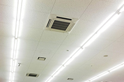照明器具清掃 手が届かない照明器具の清掃も承っております。埃や汚れの付着した蛍光灯もピカピカに。