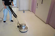 定期清掃 決まった期間に回数を決めて継続的に行う清掃です。床の洗浄・窓ガラスなど日常清掃では補いきれない清掃を行ないます。